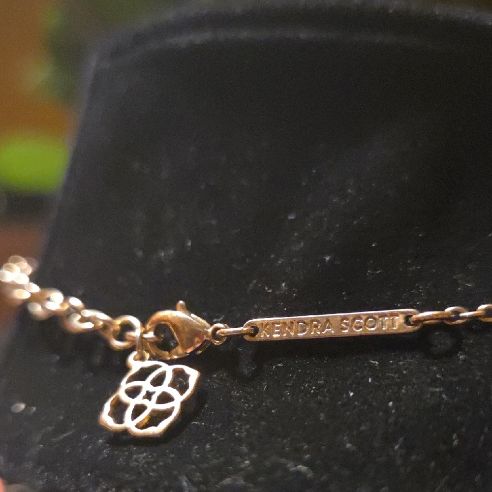 Kendra Scott Gold Pendant Necklace🤑FINAL PRICE🤑 - Picture 3 of 3